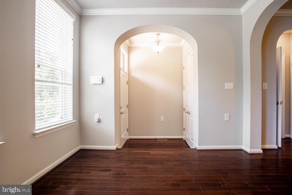 6913 Country Club Ter - Photo 3 of 47