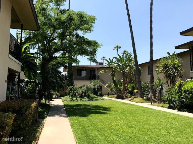 The Bahamas Apartments - Photo 2 of 15