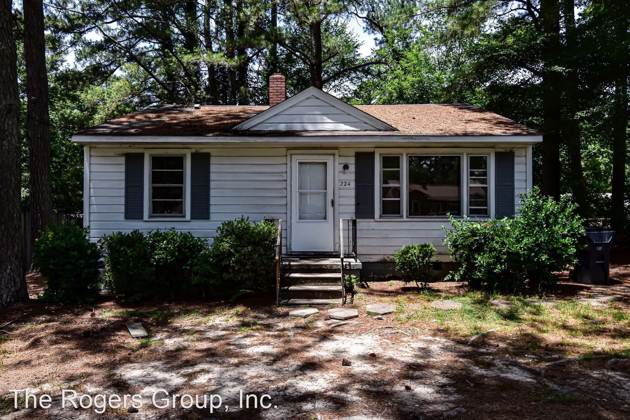 224 S Elizabeth St, Henderson, NC 27536 3 Bedroom House for 695/month