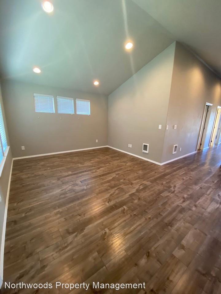 204 River Walk Pl - Photo 2 of 6