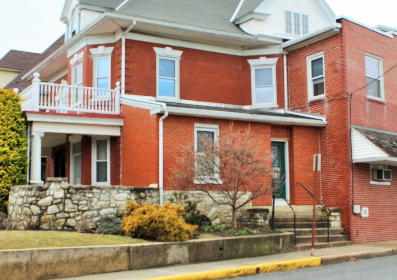 315 E Main St 1, New Holland, PA 17557 2 Bedroom Apartment for Rent