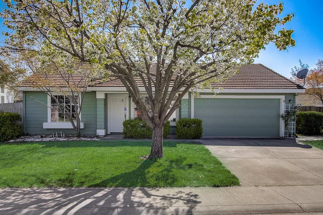 1319 Longfellow Cir - Photo 2 of 21