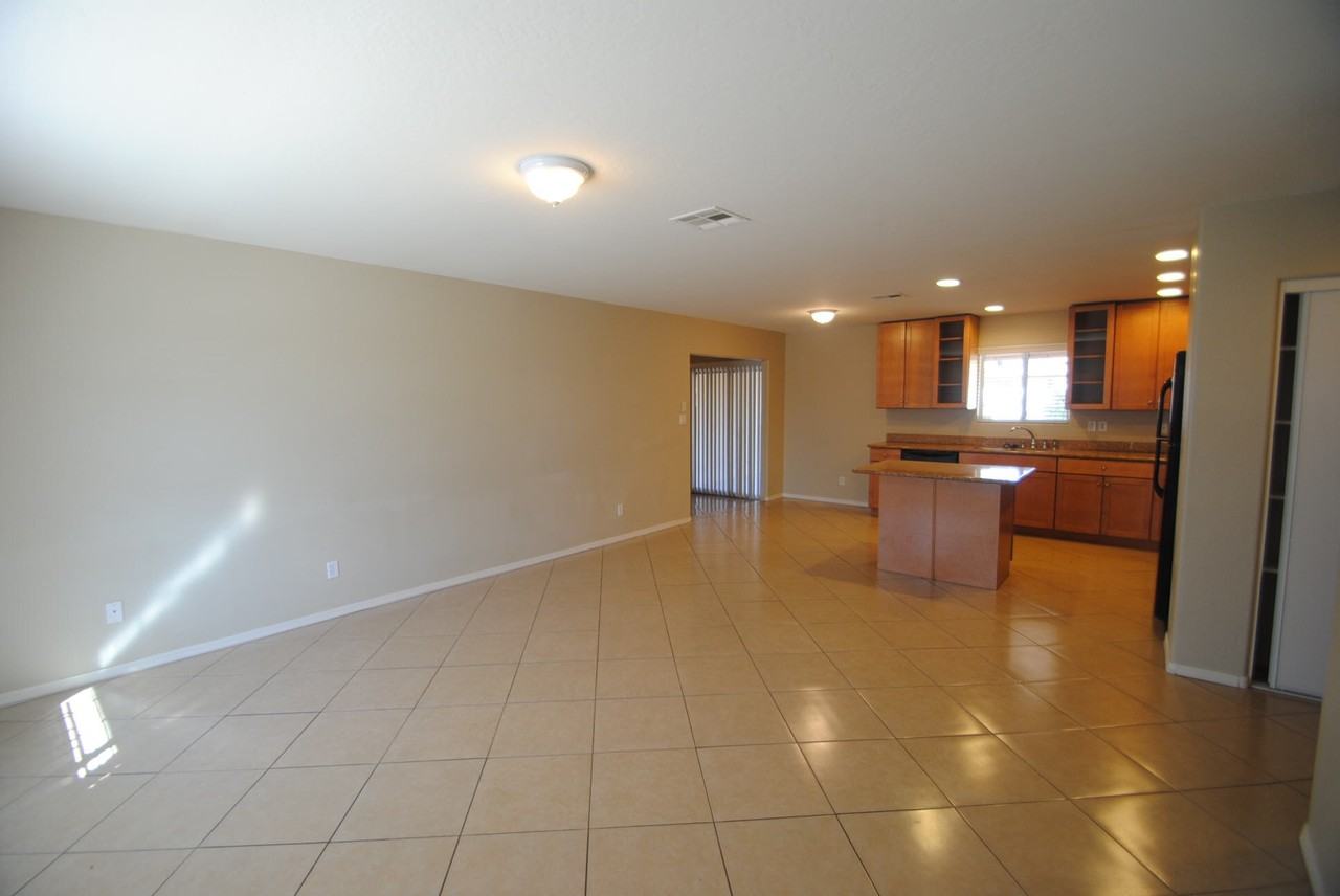 3819 N 84th Ln - Photo 3 of 15