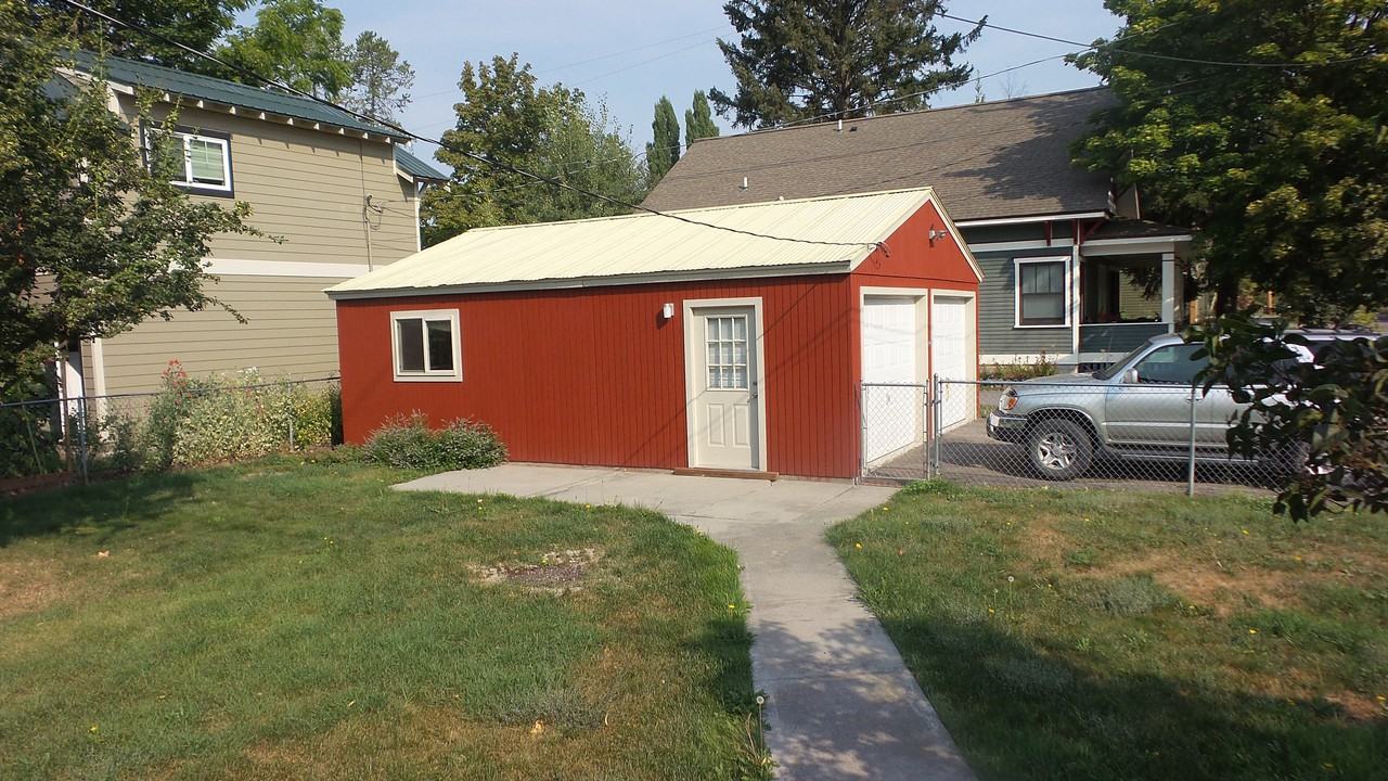 942 E 2nd St - Photo 2 of 8