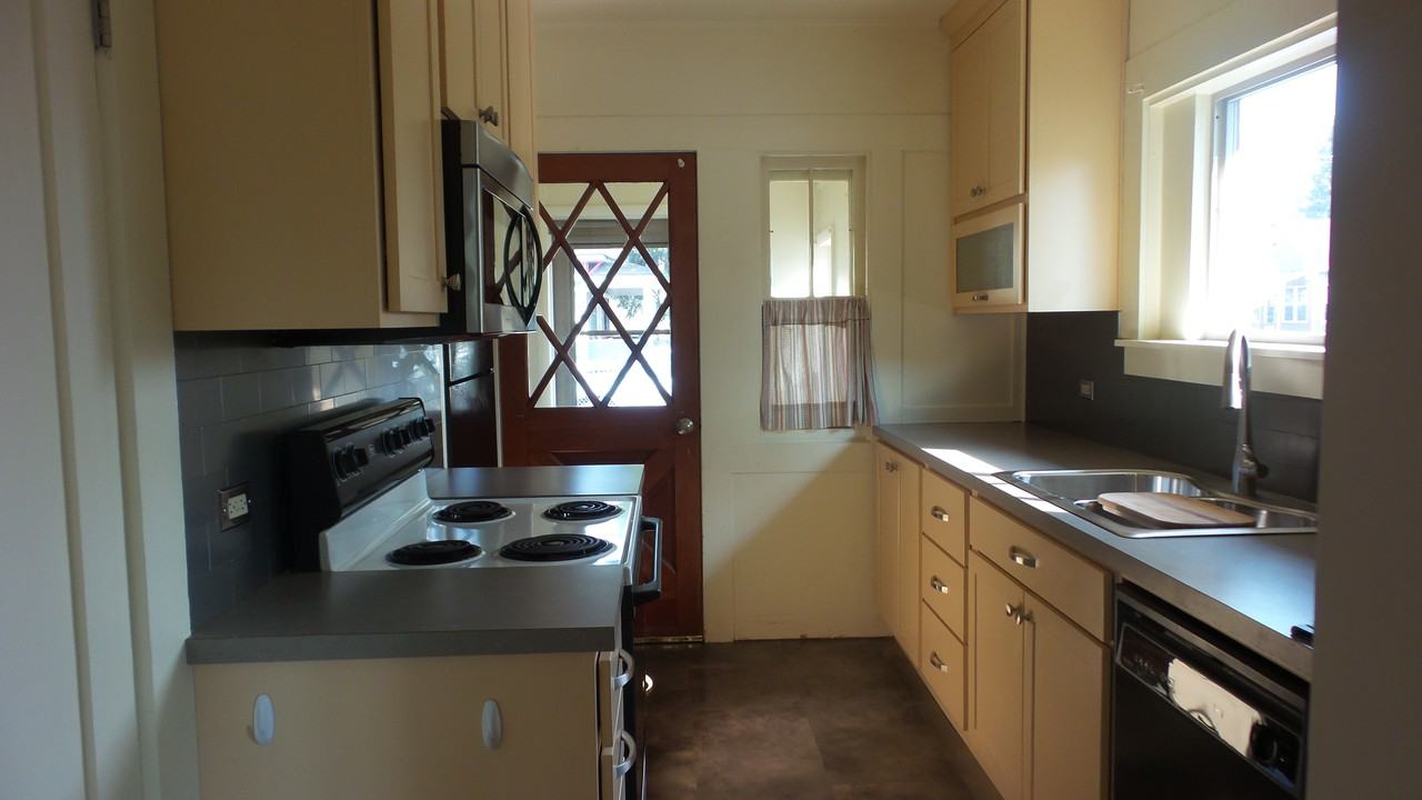 942 E 2nd St - Photo 3 of 8