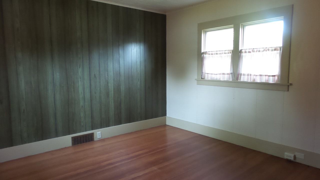 942 E 2nd St - Photo 5 of 8