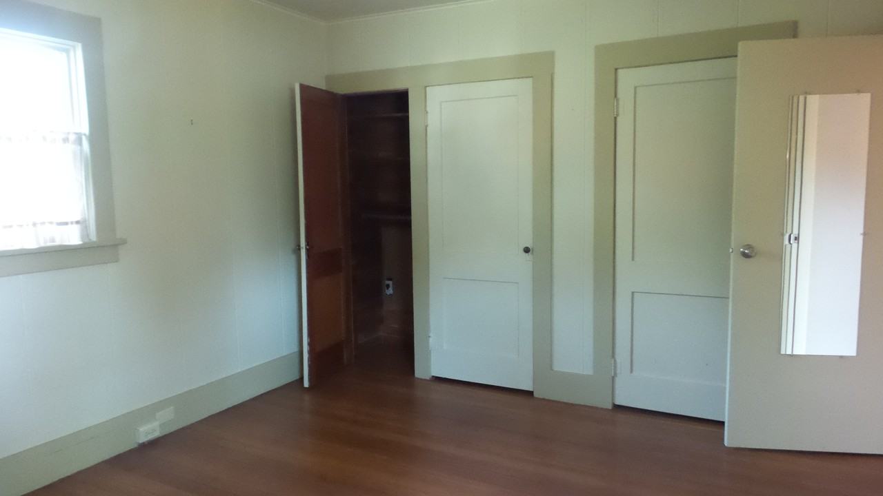 942 E 2nd St - Photo 6 of 8