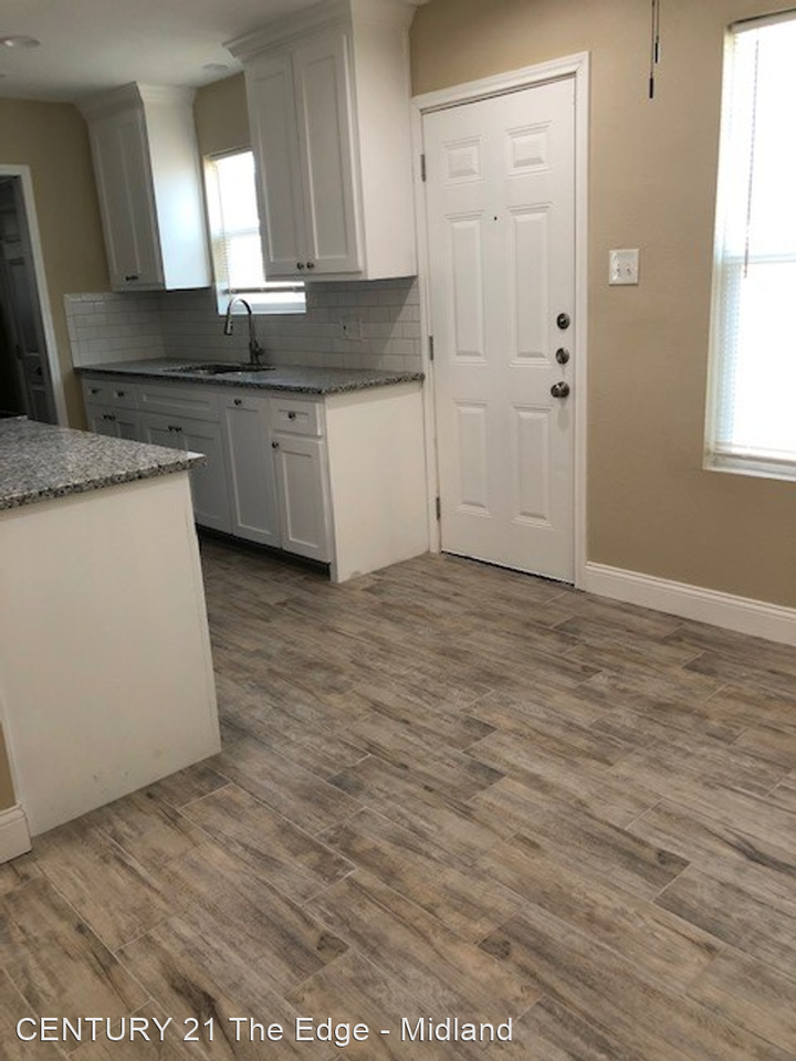 301 Fiesta Ave - Photo 3 of 13