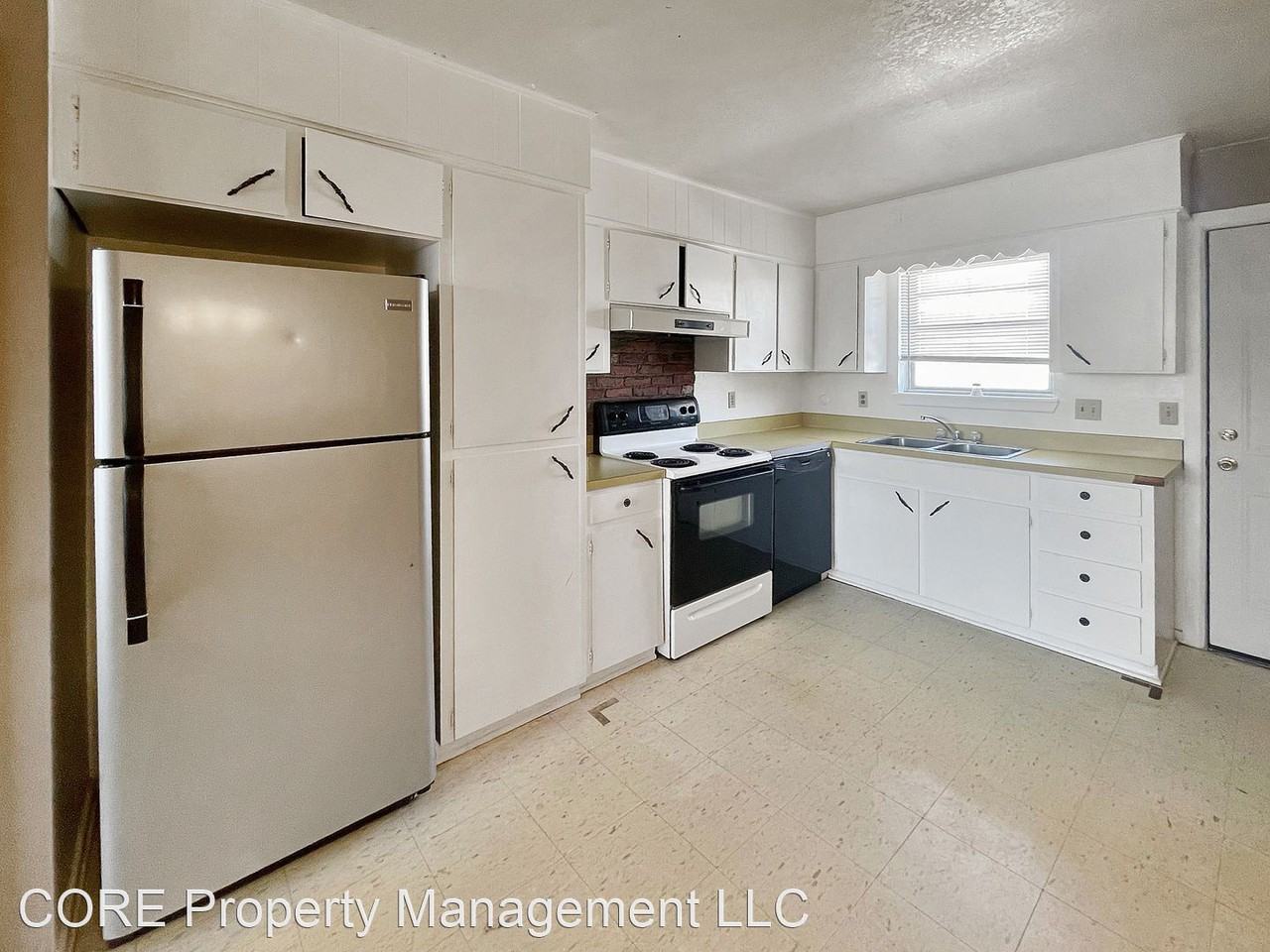 612-614 East Sunset Circle - Photo 3 of 9