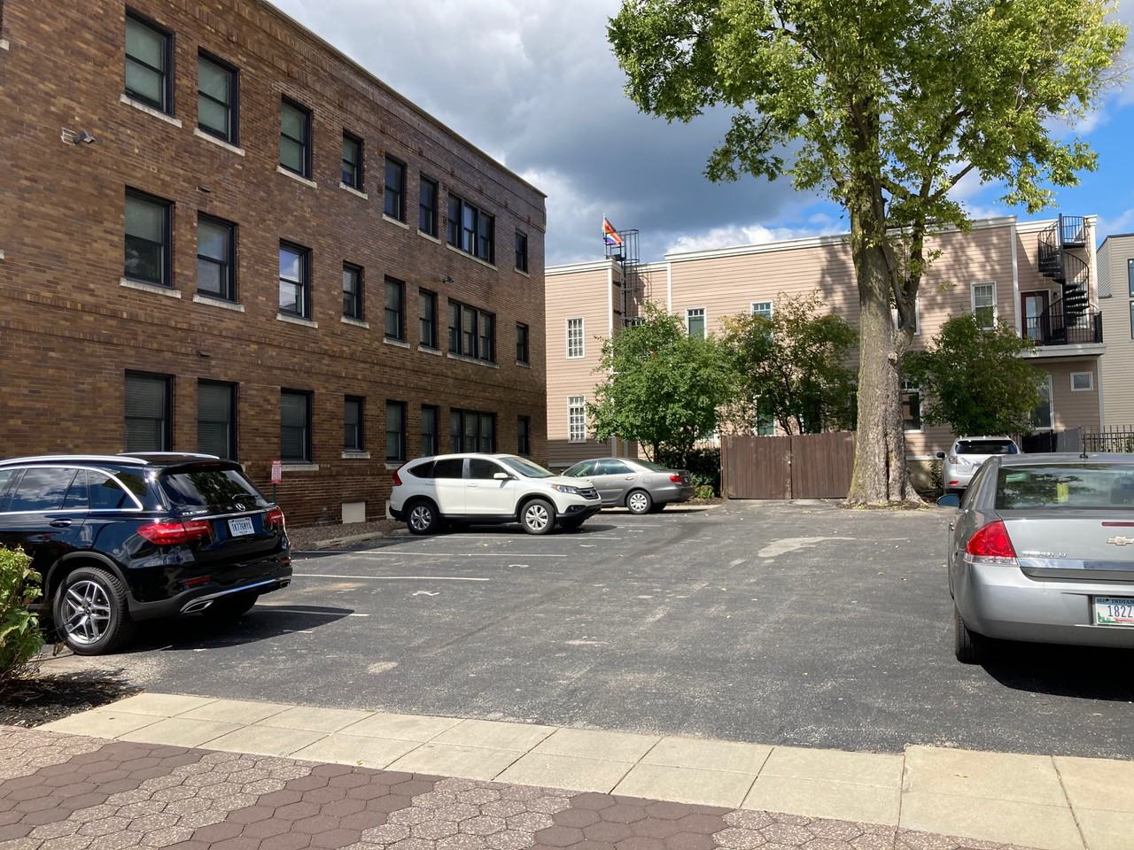 450 E Walnut St - Photo 2 of 4