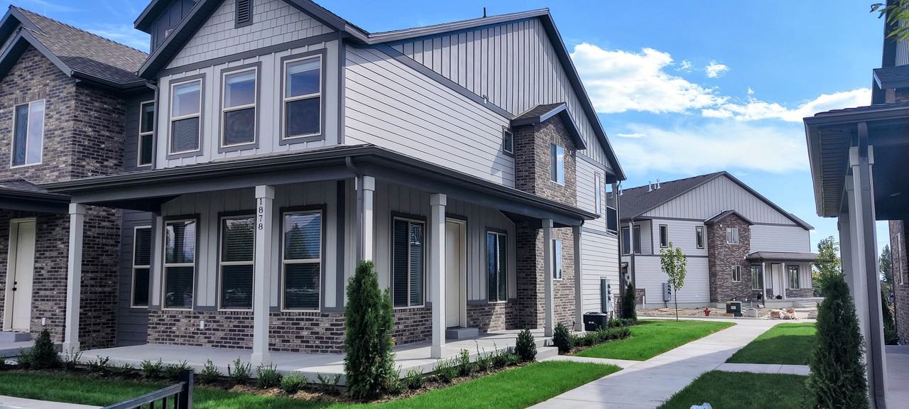 1878 W Springwater Ln - Photo 2 of 43