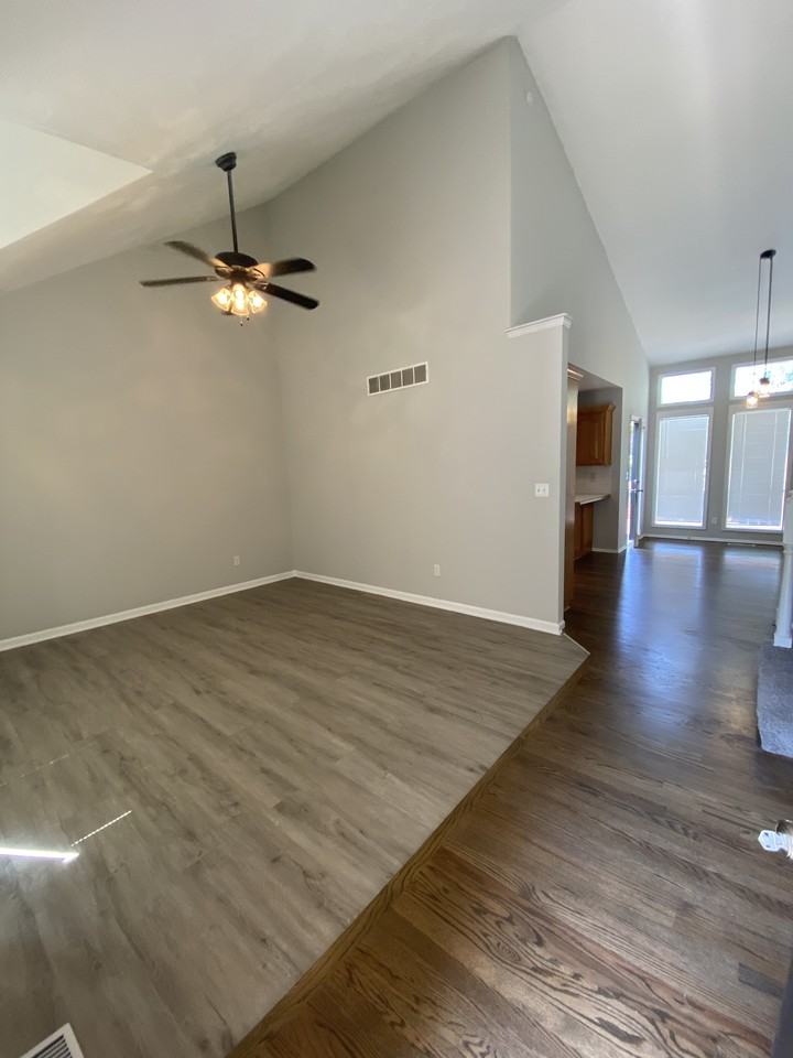 2412 Ne Bridgeport Dr - Photo 3 of 12