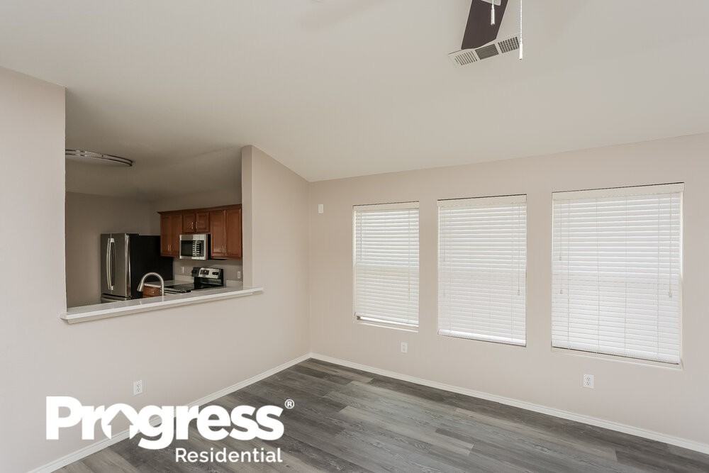 701 Kentucky Derby Ln - Photo 3 of 16
