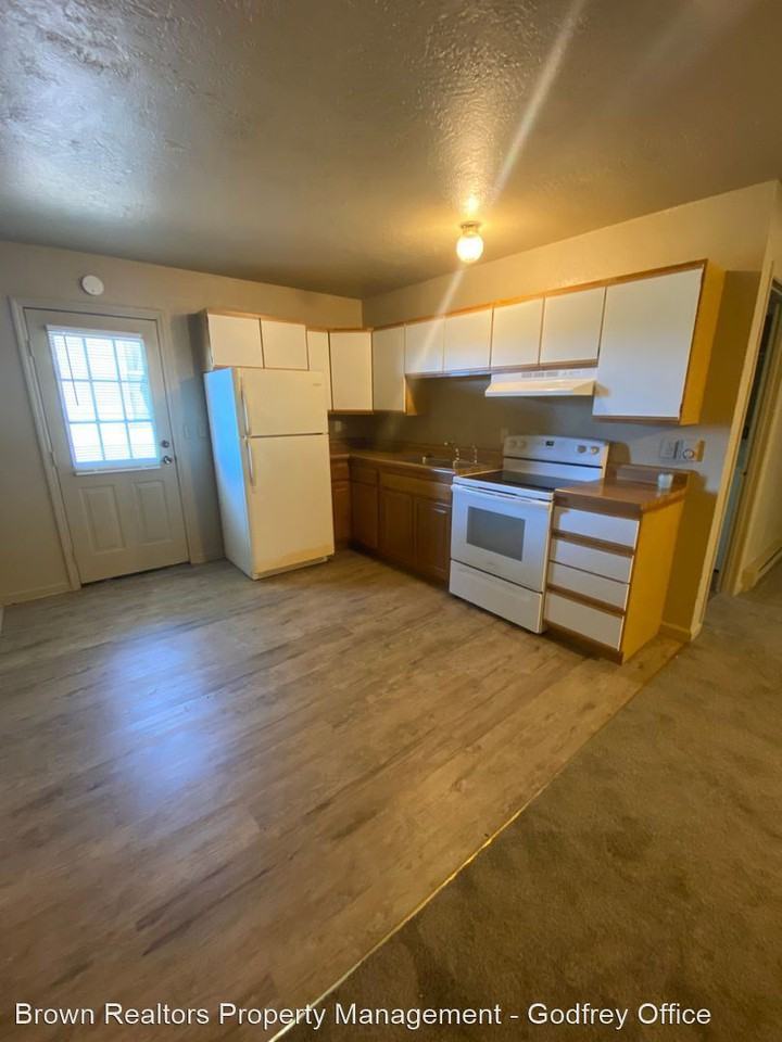 22434 Hollow Ave - Photo 2 of 10