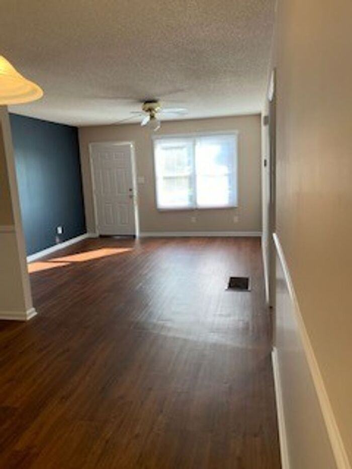 2728 White Oak Ln - Photo 2 of 9