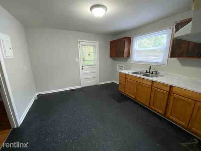 1510 Hooks St - Photo 2 of 11