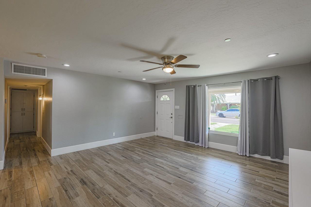 8120 E Amelia Ave - Photo 6 of 32