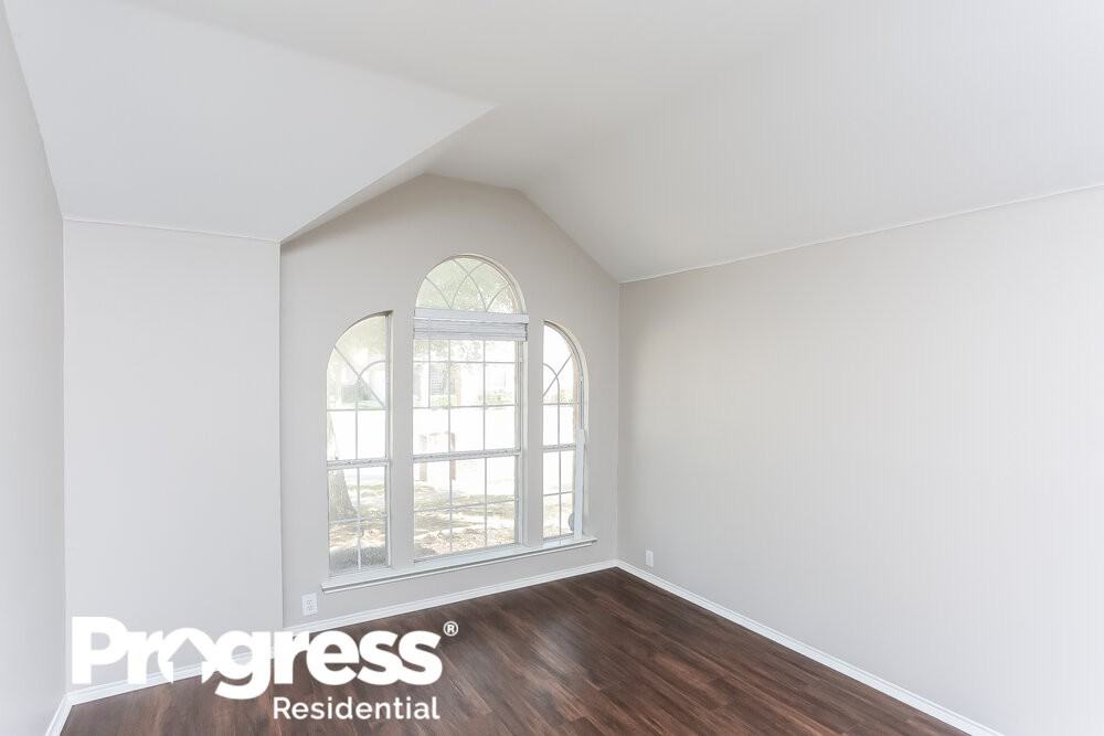 10201 Jessica St - Photo 3 of 16