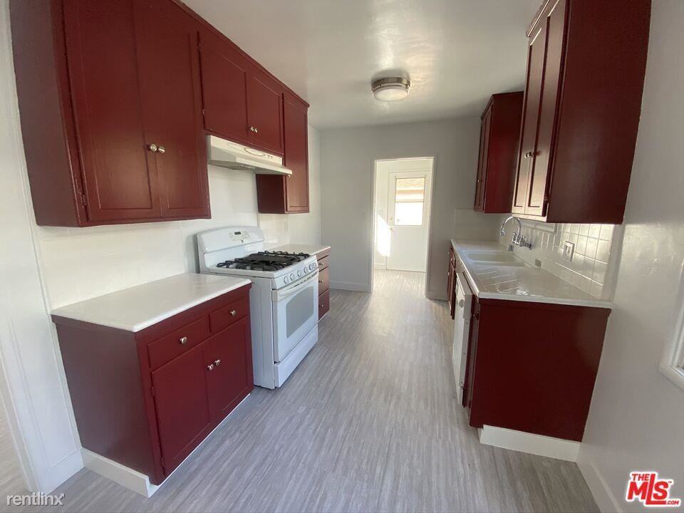 3137 S Bentley Ave - Photo 3 of 8
