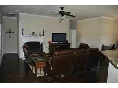 1278 Waters Edge Dr - Photo 3 of 15