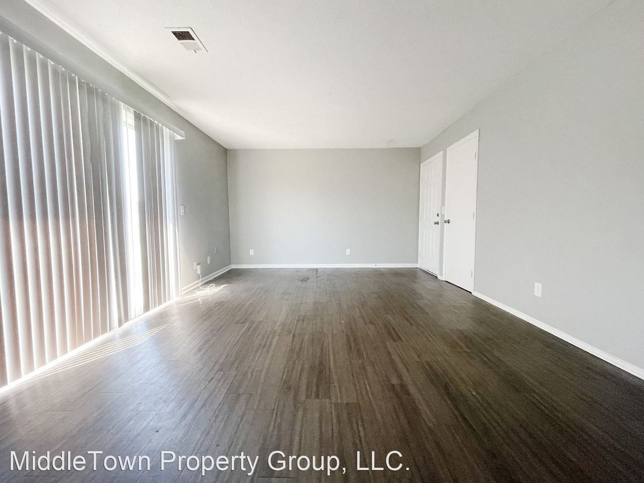 2505 E 10th St - Photo 3 of 20