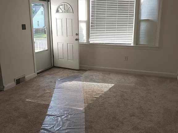 24 Colonial Dr - Photo 2 of 12