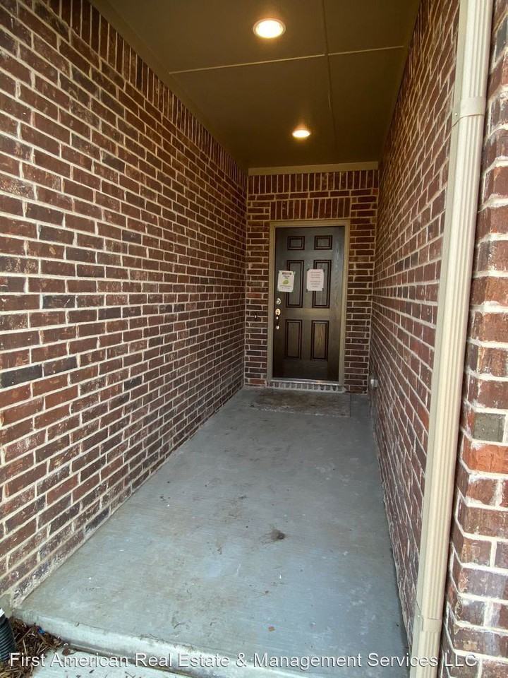 2816 Red Bud Ln - Photo 3 of 39