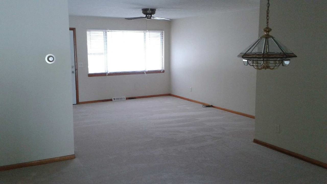 891 Mannering Rd - Photo 2 of 12