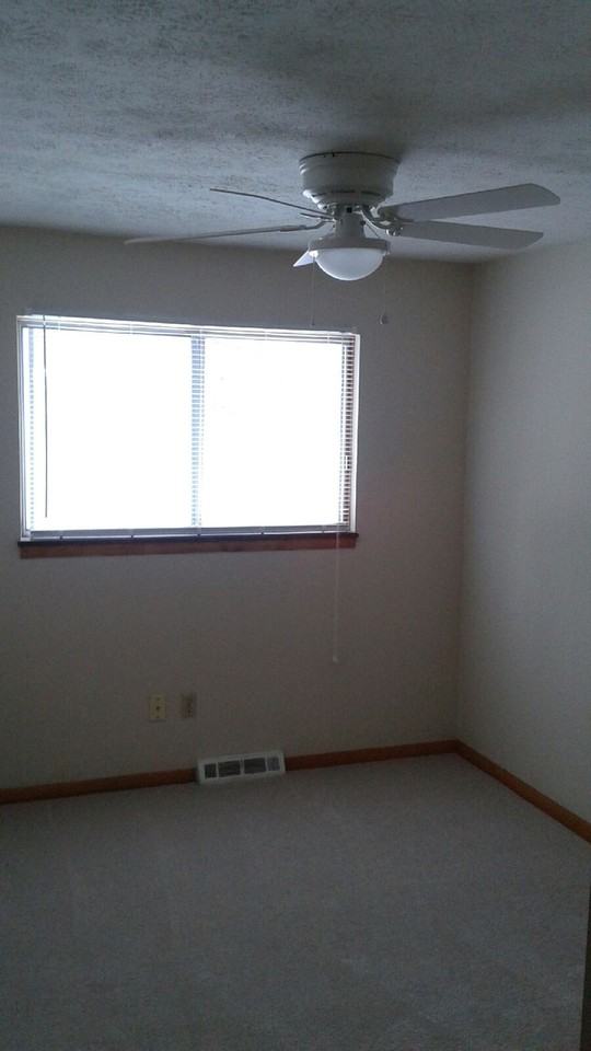 891 Mannering Rd - Photo 3 of 12