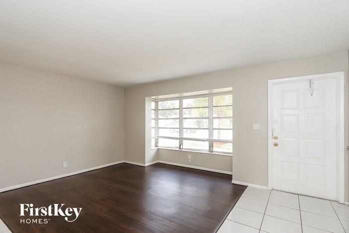 4931 Nw 13th St - Photo 2 of 15