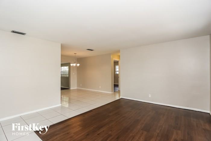4931 Nw 13th St - Photo 3 of 15