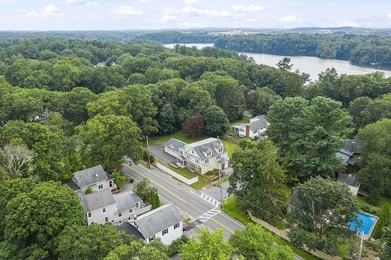 212 W Plain St - Photo 2 of 17