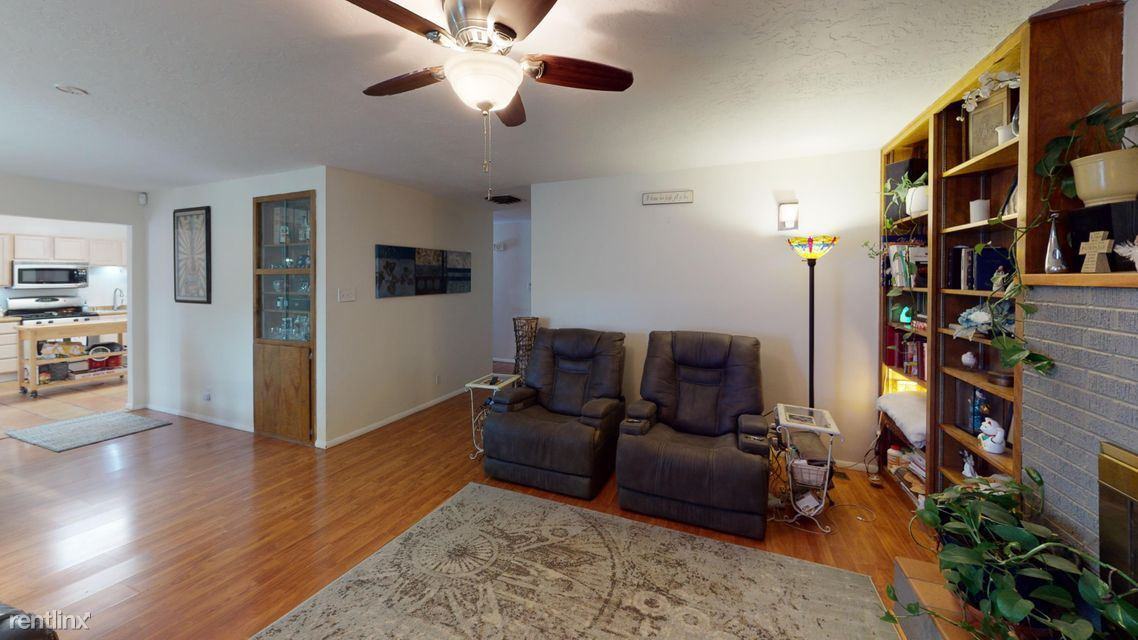 Chelwood Pl. Ne & Lomas Blvd Ne - Photo 2 of 6