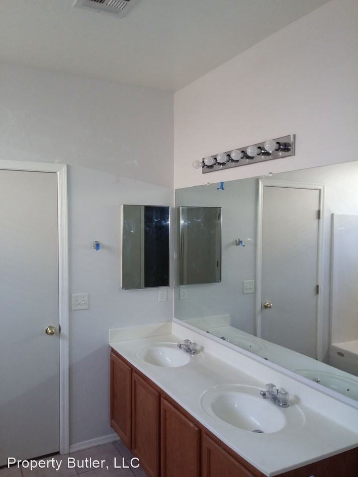 2484 E Del Rio Ct - Photo 3 of 7