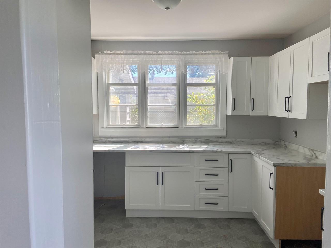 60 Hugh Street South - Photo 3 of 19