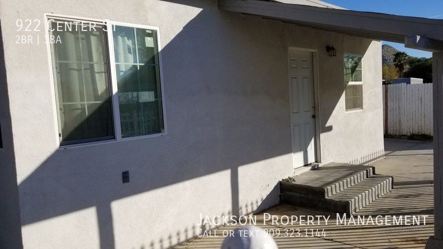 922 Center St - Photo 2 of 8