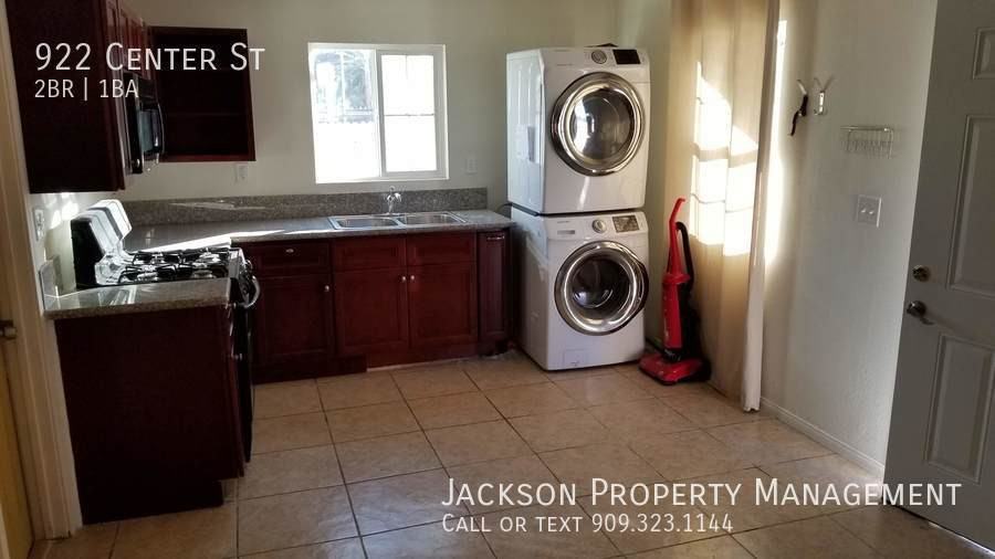 922 Center St - Photo 3 of 8