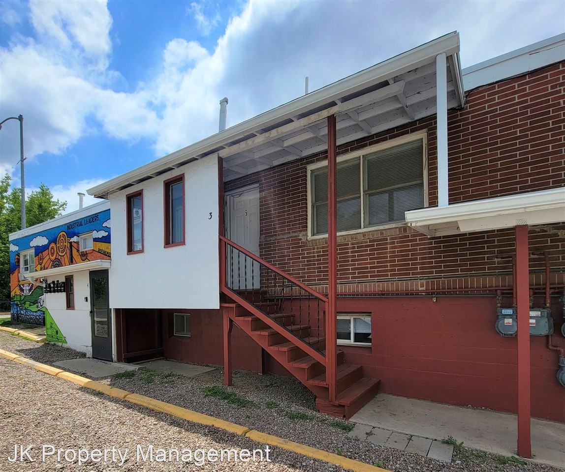 2027 Smelter Ave NE - Photo 3 of 7