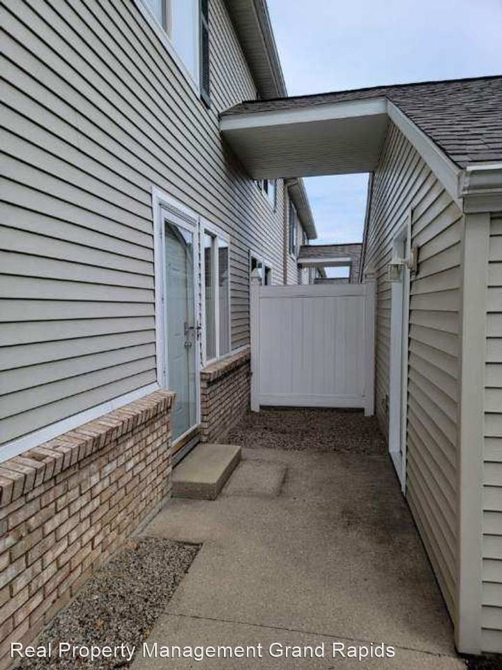 8525 Courtland Dr Ne - Photo 2 of 13