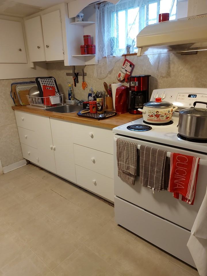 109 Brenda Cres - Photo 2 of 14