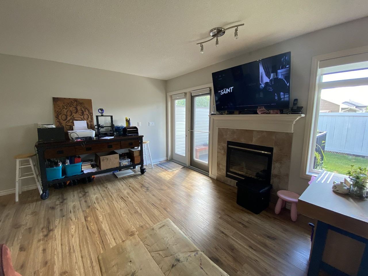 BRIGHT 3 BEDROOM 2.5 Bath TOWNHOUSE WITH PATIO!*1 Month $599!* - Photo 2 of 24