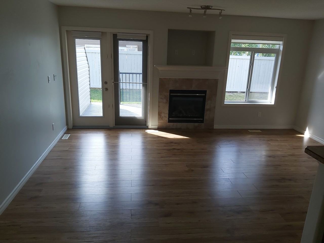 BRIGHT 3 BEDROOM 2.5 Bath TOWNHOUSE WITH PATIO!*1 Month $599!* - Photo 3 of 24