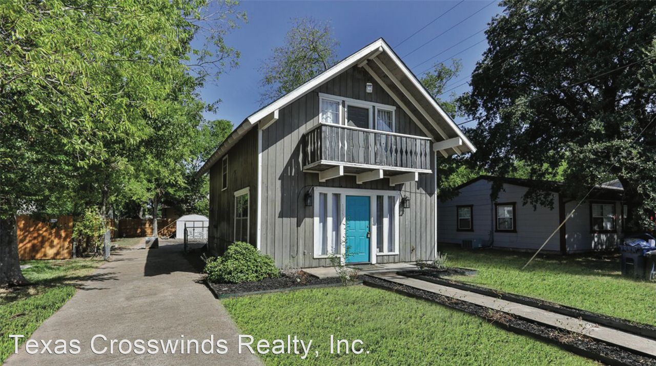 105 Moss St - Photo 2 of 14