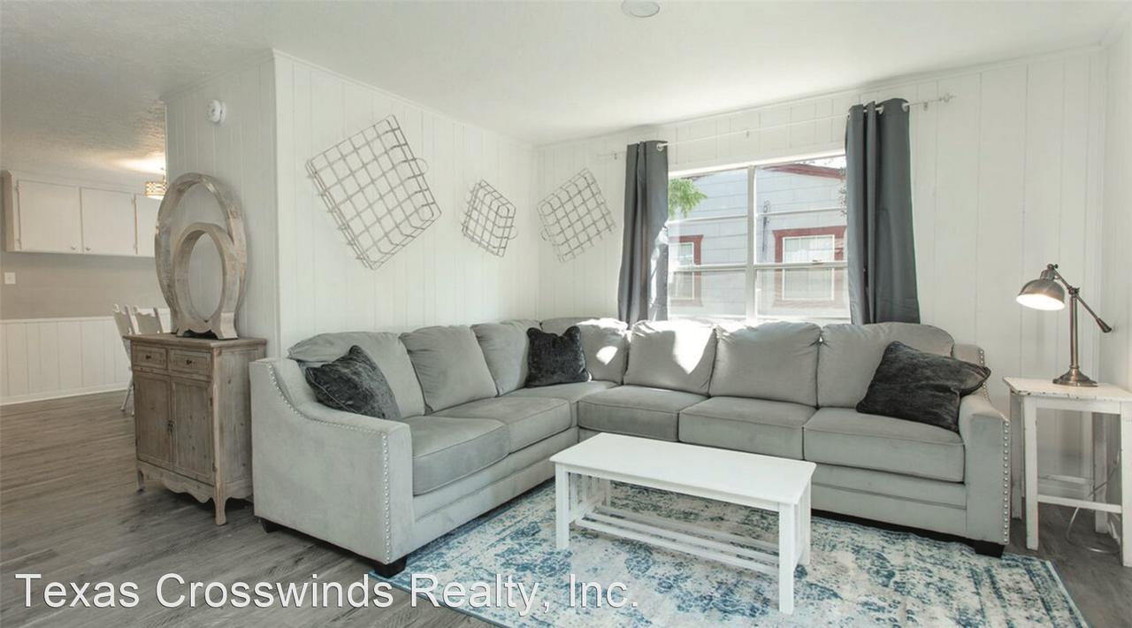 105 Moss St - Photo 3 of 14