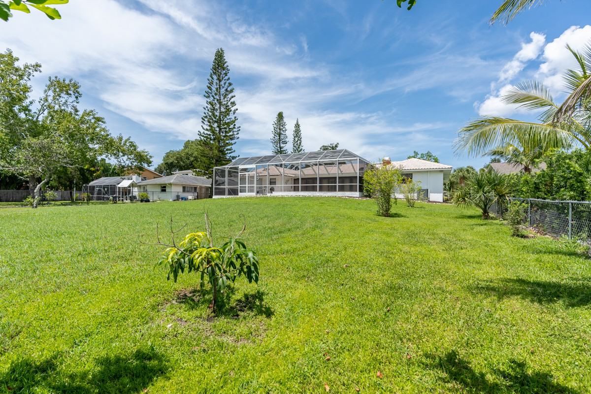 8547 Merrimoor Blvd E - Photo 3 of 38