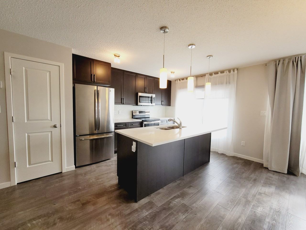 8213 24 Ave Sw - Photo 2 of 18