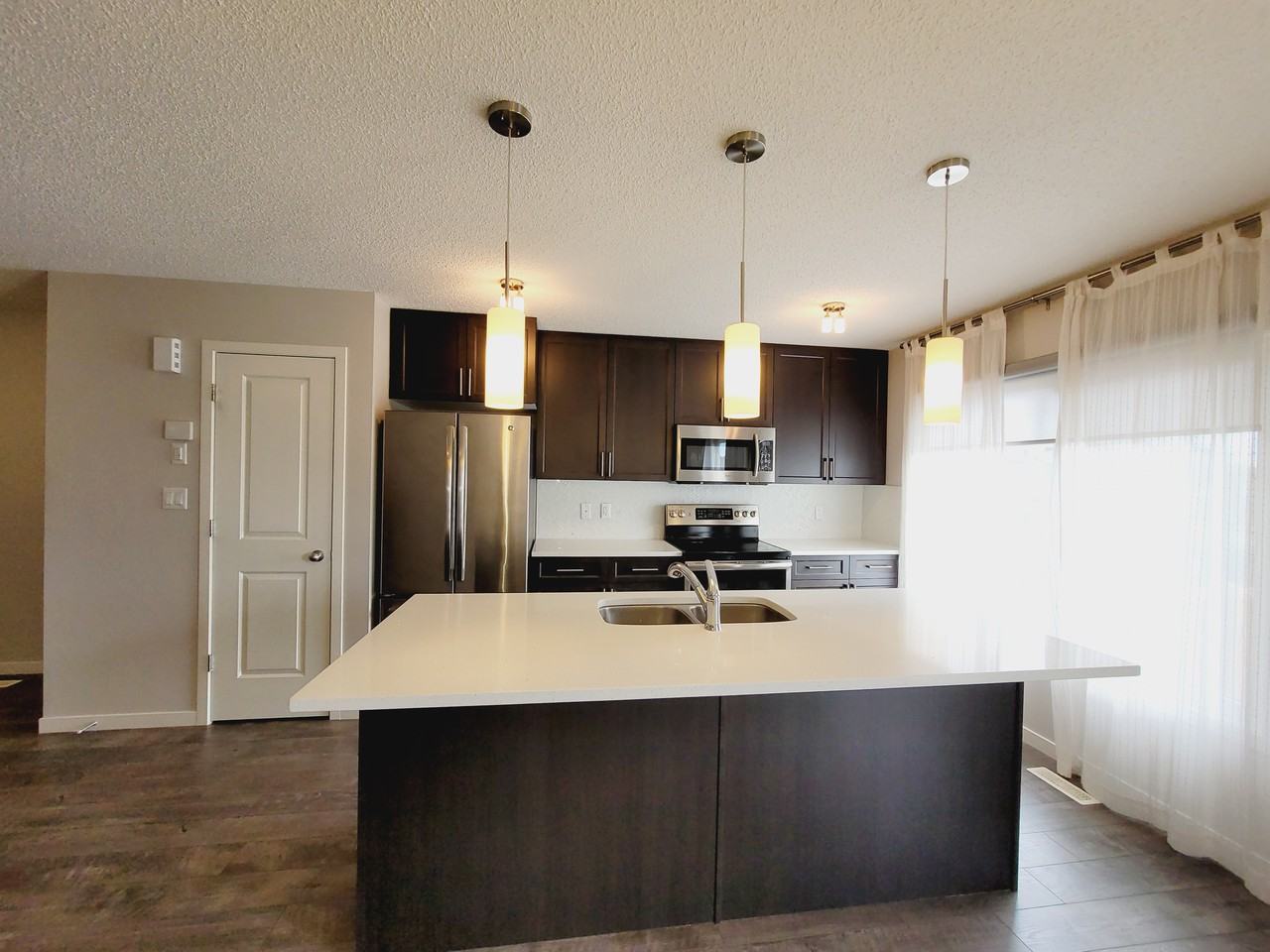 8213 24 Ave Sw - Photo 3 of 18