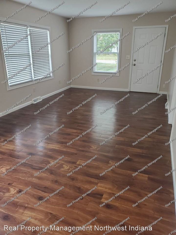 319 Roosevelt St - Photo 2 of 9