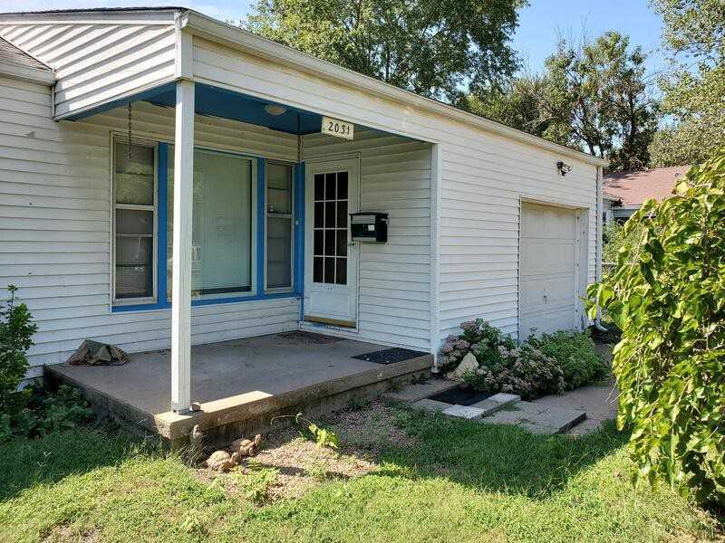 2031 W Irving St - Photo 2 of 15