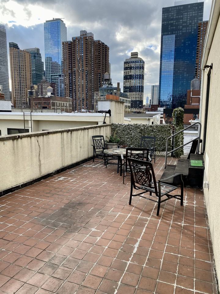 457 West 46th Street - Photo 7 of 18